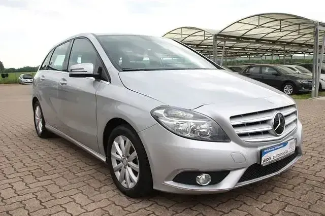 Gebraucht Mercedes B180 122 PS (89 kW) 2013 Silber Kleinwagen