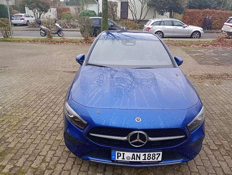 Blau Neu 2025 Mercedes 200 Advanced Limousine | 37.300 € (Guter Preis) - Bild 1/4