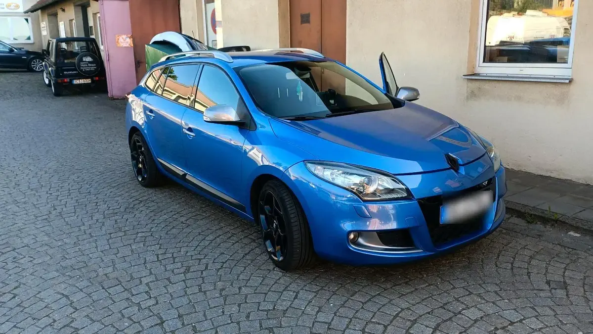 Gebraucht Renault Mégane GrandTour 179 PS (131 kW) 2011 Blau Kombi