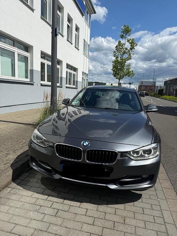 Silber Gebraucht 2014 BMW 328 Sport Line Limousine | 7.800 € (Guter Preis) - Bild 1/4