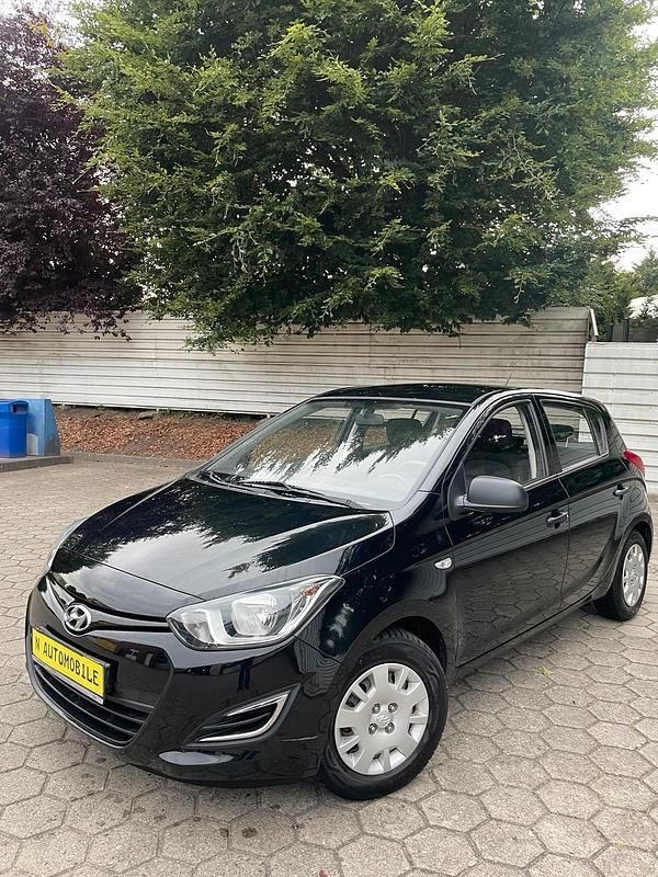 Schwarz Gebraucht 2014 Hyundai i20 Limousine | 6.700 € (Guter Preis) - Bild 1/4