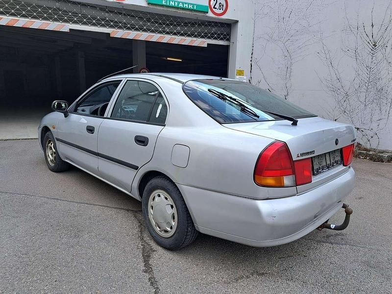 Gebraucht Mitsubishi Carisma 90 PS (66 kW) 2000 Grau Limousine