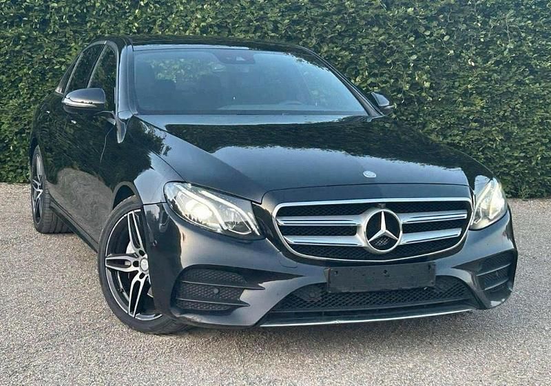Schwarz Gebraucht 2016 Mercedes E220 AMG line Limousine | 17.900 € - Bild 1/4