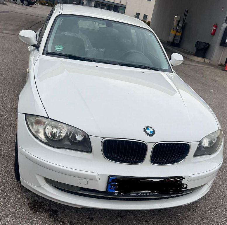Weiß Gebraucht 2010 BMW 116 Sport Line Kleinwagen | 2.599 € (Superpreis) - Bild 1/4