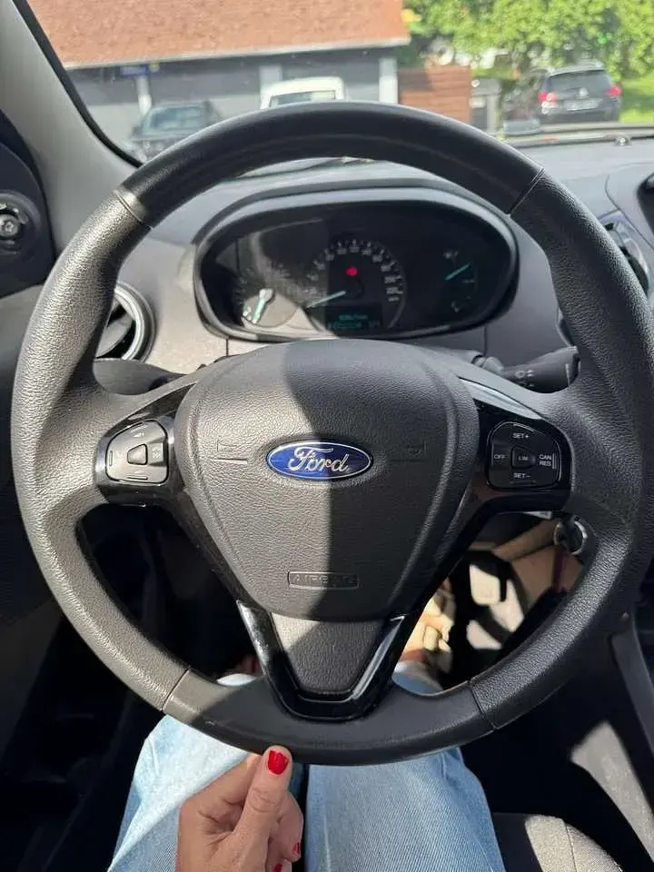 Gebraucht Ford Ka 86 PS (63 kW) 2018 Polarsilber metallic Limousine