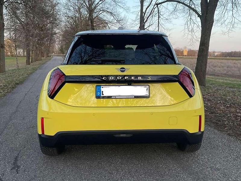 Gebraucht Mini Cooper SE Classic 135 kW (184 PS) 2024 Gelb Kleinwagen