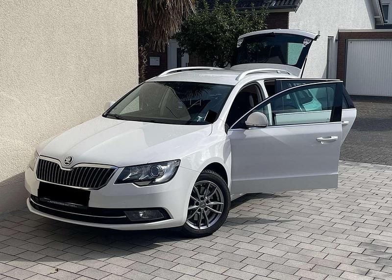 Weiß Gebraucht 2014 Skoda Superb Ambition Kombi | 7.250 € (Superpreis) - Bild 1/4