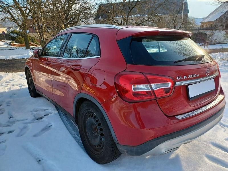 Gebraucht Mercedes GLA200 Urban 136 PS (100 kW) 2016 Rot SUV