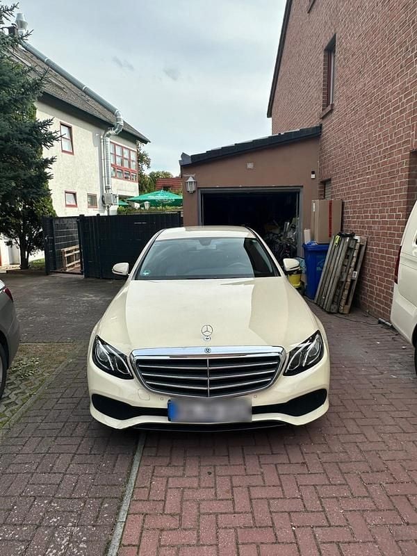 Beige Gebraucht 2020 Mercedes E200 Limousine | 18.500 € (Superpreis) - Bild 1/4