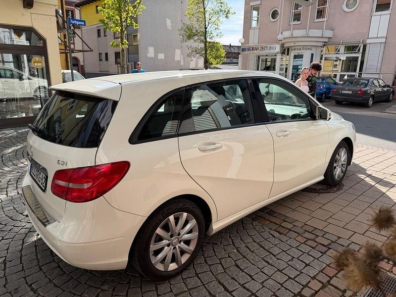 Gebraucht Mercedes B180 Edition 109 PS (80 kW) 2013 Weiß Kleinwagen