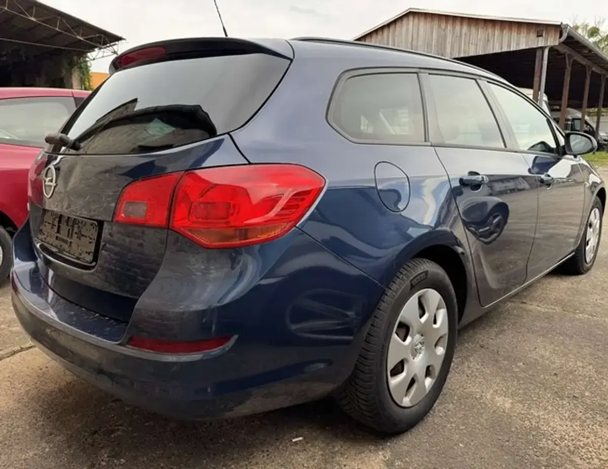 Gebraucht Opel Astra Design Edition 116 PS (85 kW) 2011 Blau Kombi