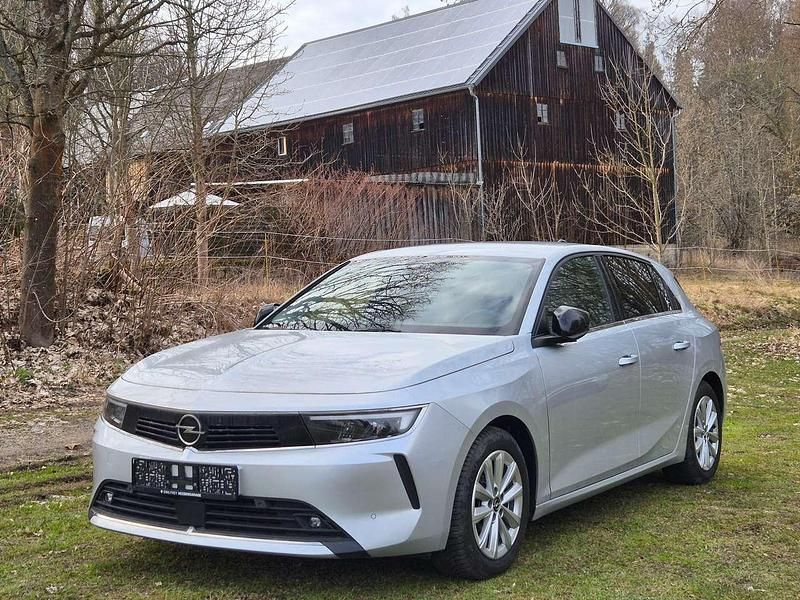 Gebraucht Opel Astra Elegance 131 PS (96 kW) 2023 Aluminium silb/kristall silb Limousine