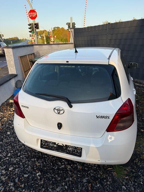 Weiß Gebraucht 2008 Toyota Yaris Limousine | 2.000 € (Guter Preis) - Bild 1/4
