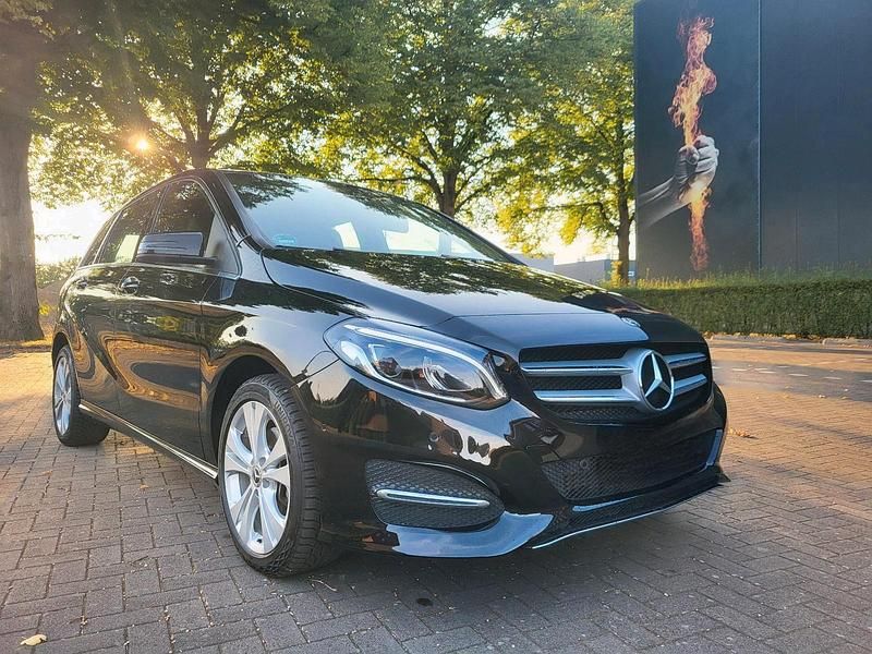 Schwarz Gebraucht 2017 Mercedes B200 Van / Kleinbus | 19.900 € - Bild 1/4