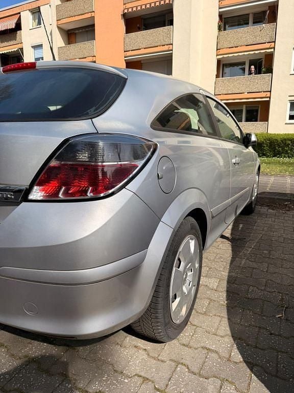 Usado Opel Astra 103 HP (75 kW) 2006 Prateado Coupé