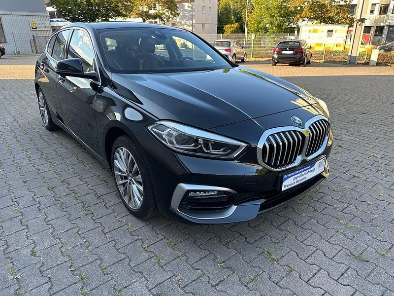 Schwarz Gebraucht 2020 BMW 118 Luxury Line Kleinwagen | 18.500 € (Fairer Preis) - Bild 1/4