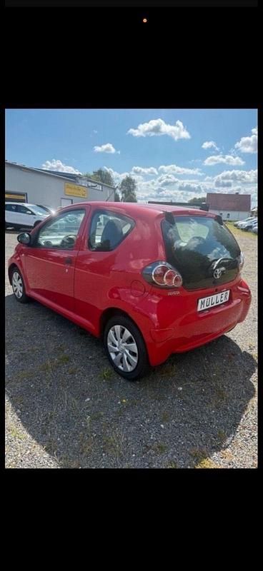 Gebraucht Toyota Aygo Basis 68 PS (50 kW) 2014 Rot Kleinwagen