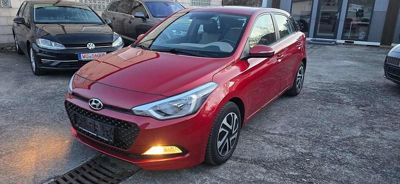 Red passion / mic Gebraucht 2015 Hyundai i20 YES! Kleinwagen | 7.990 € (Fairer Preis) - Bild 1/4