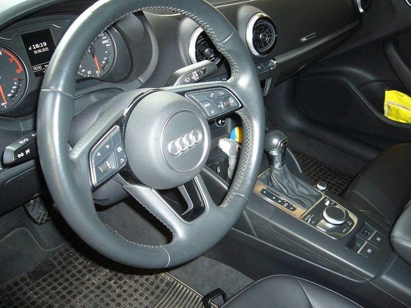 Gebraucht Audi A3 Sport 150 PS (110 kW) 2018 Rot Limousine