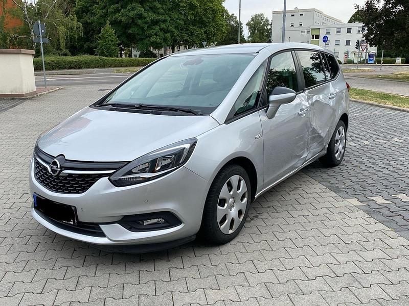 Grau Gebraucht 2017 Opel Zafira Van / Kleinbus | 4.700 € - Bild 1/4