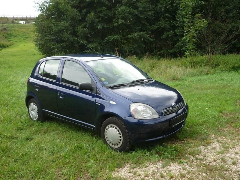Blau Gebraucht 2002 Toyota Yaris Kleinwagen | 1.700 € (Fairer Preis) - Bild 1/4