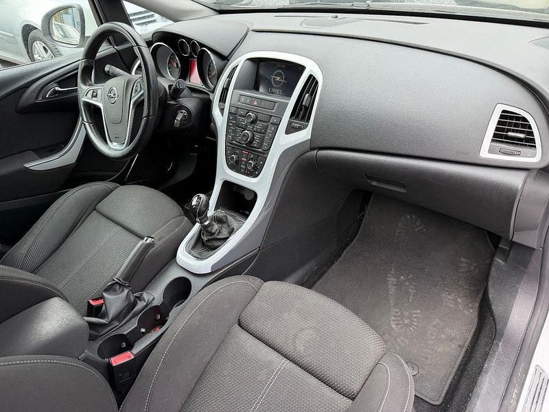 Gebraucht Opel Astra Edition 131 PS (96 kW) 2012 Weiß Limousine