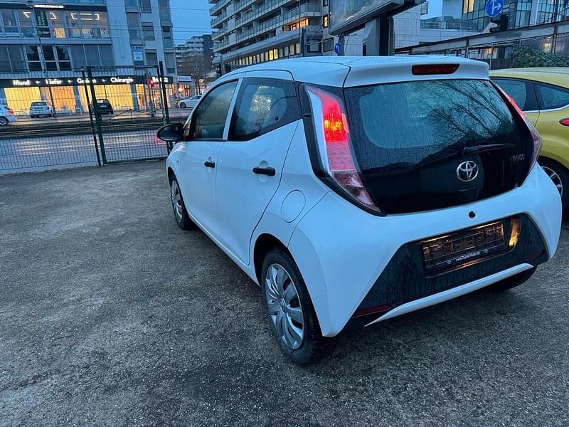 Gebraucht Toyota Aygo 69 PS (50 kW) 2017 Weiß Kleinwagen
