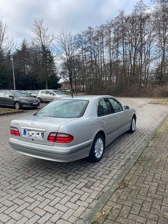 Gebraucht Mercedes E200 Elegance 163 PS (119 kW) 2001 Silber Limousine