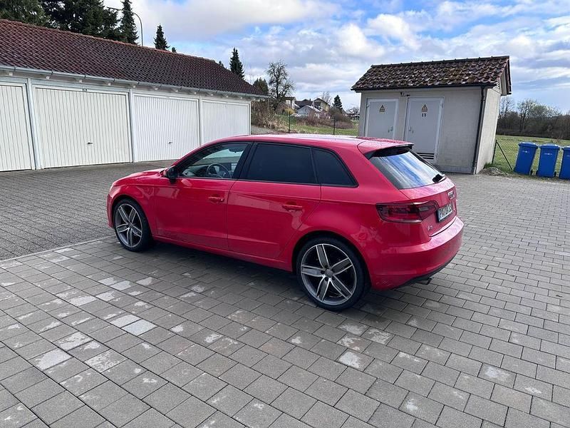 Używany Audi A3 110 KM (80 kW) 2014 Czerwony Sedan/Limuzyna