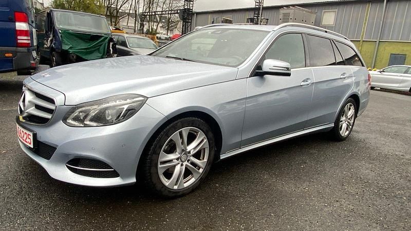 Diamantsilber metalliclack Gebraucht 2013 Mercedes E220 Kombi | 5.900 € (Superpreis) - Bild 1/4