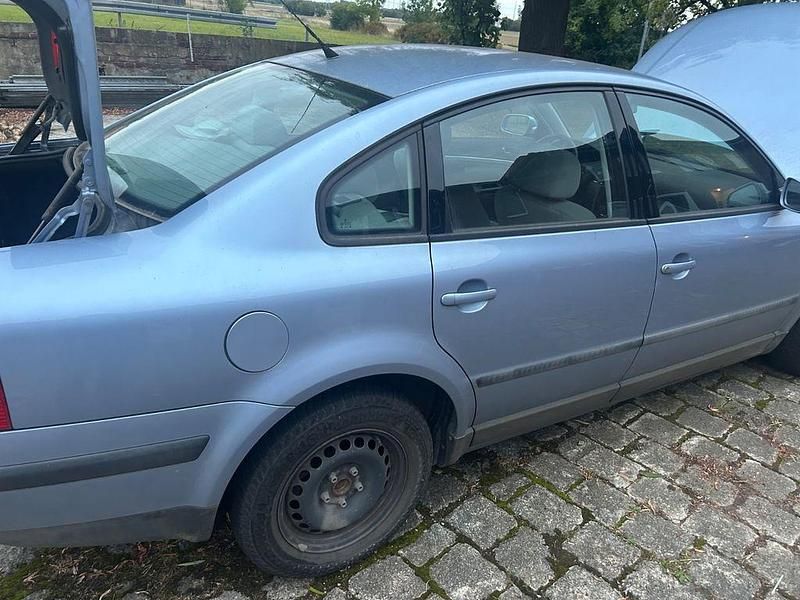 Blau Gebraucht 1999 VW Passat Basis Limousine | 1.300 € (Guter Preis) - Bild 1/4