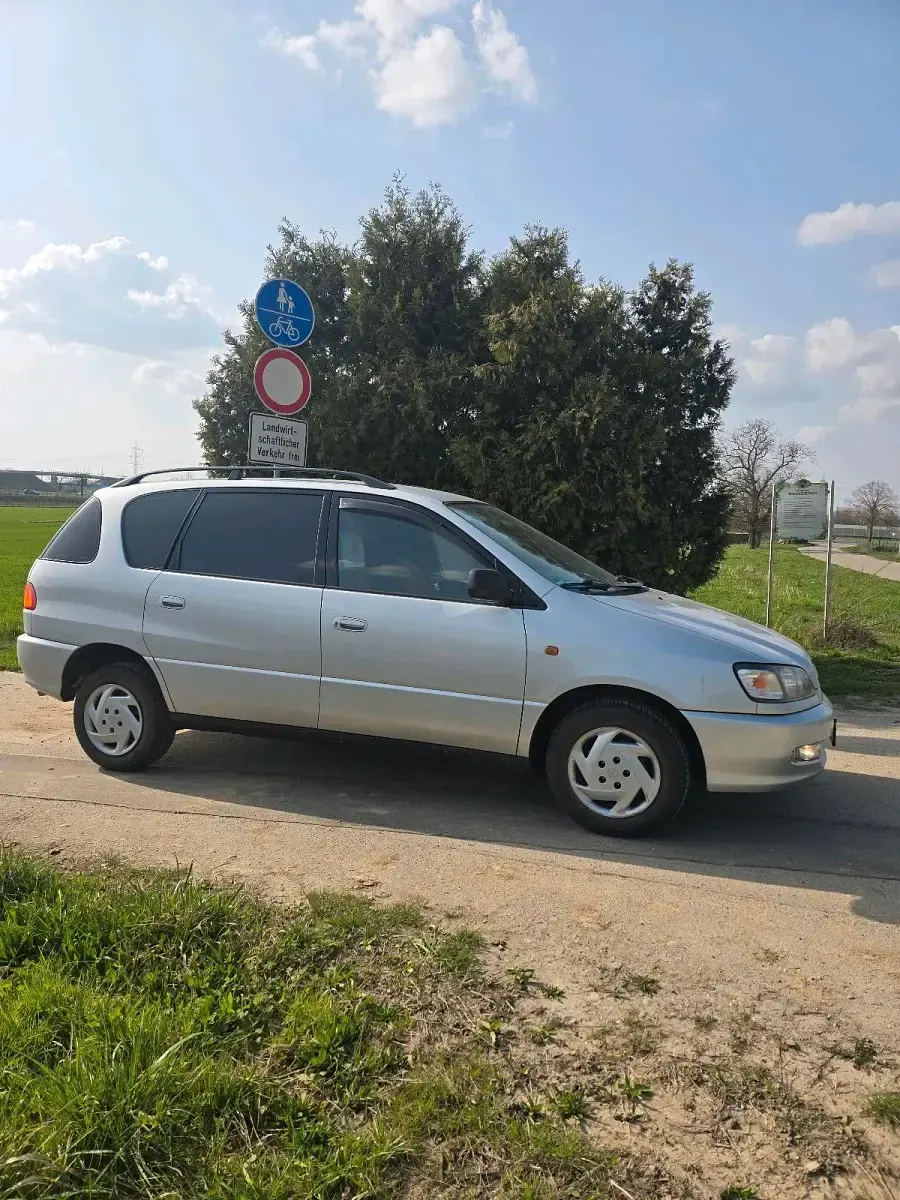 Gebraucht Toyota Picnic 128 PS (94 kW) 1998 Silber Van / Kleinbus