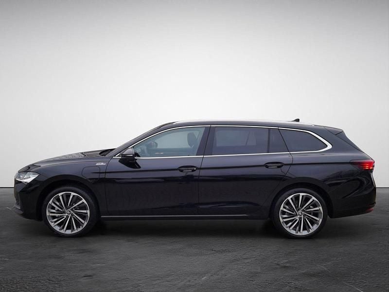 Neu Skoda Superb LAURIN & KLEMENT 204 PS (150 kW) 2025 Schwarz (ebony schwarz metallic) Kombi