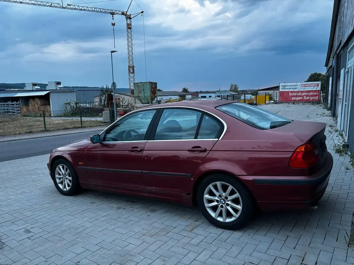Gebraucht BMW 320 Basis 170 PS (125 kW) 2001 Rot Limousine