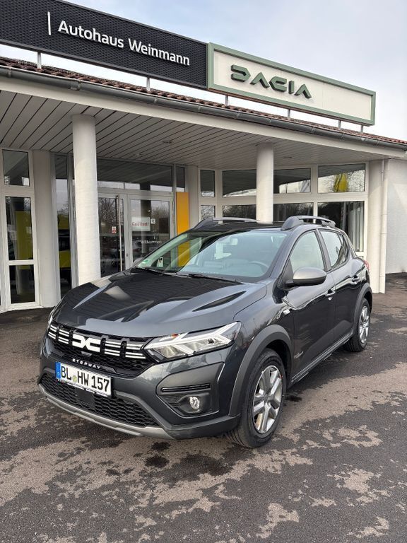 Grau Gebraucht 2023 Dacia Sandero Expression Kleinwagen | 18.490 € (Fairer Preis) - Bild 1/4