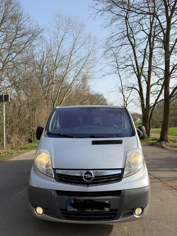 Gebraucht Opel Vivaro 145 PS (106 kW) 2011 Silber Van / Kleinbus