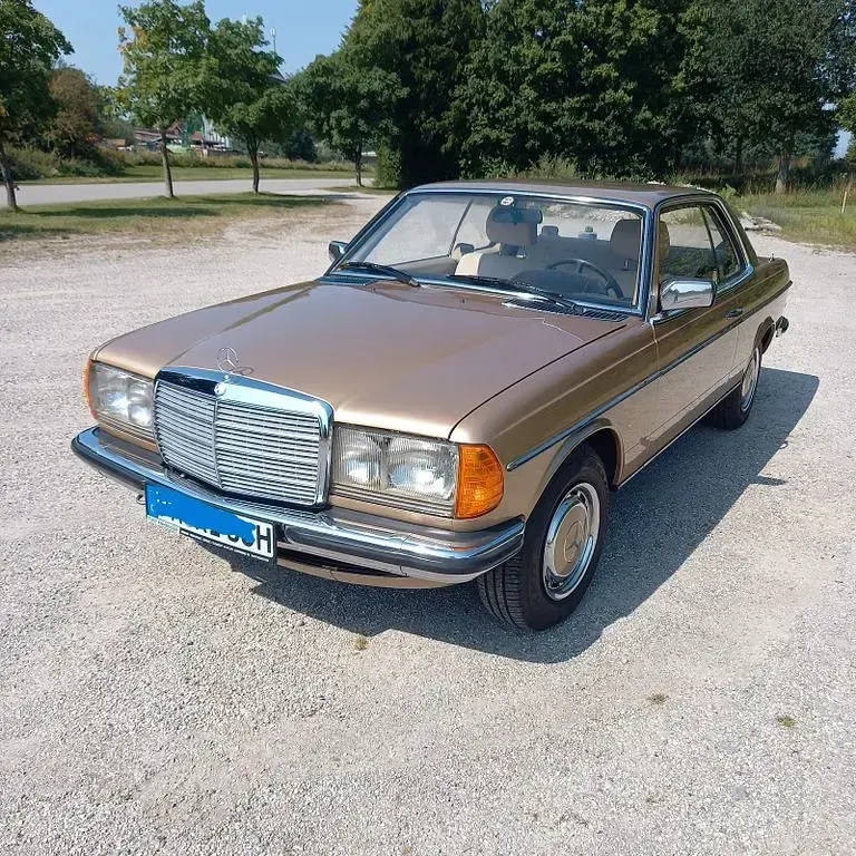 Gebraucht Mercedes 230 136 PS (100 kW) 1981 Gold Coupé