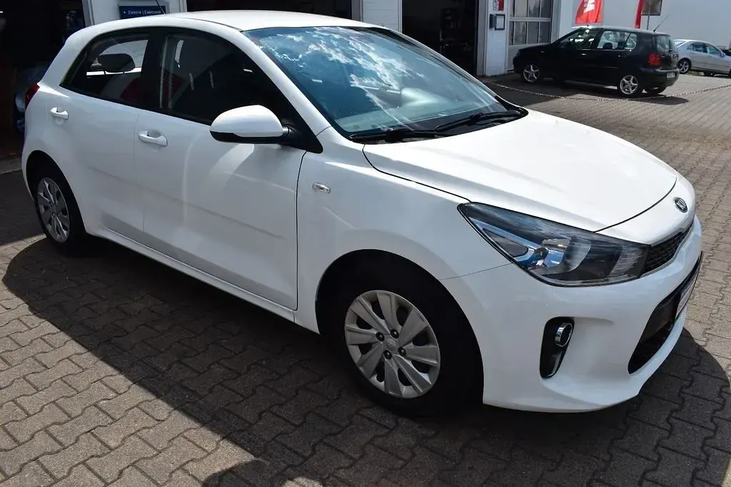 Gebraucht Kia Rio Attract 84 PS (61 kW) 2020 Weiß Limousine