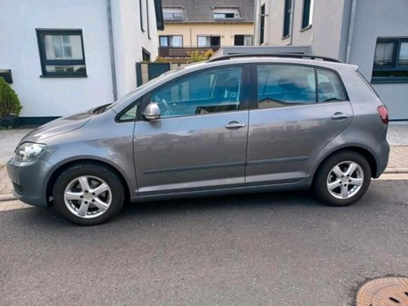 Grau Gebraucht 2010 VW Golf Plus Cross Comfortline Van / Kleinbus | 4.700 € (Fairer Preis) - Bild 1/4