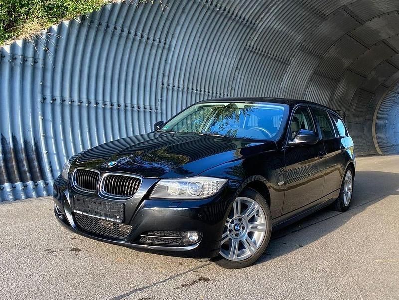 Schwarz Gebraucht 2012 BMW 318 Lifestyle Kombi | 9.800 € (Etwas zu teuer) - Bild 1/4