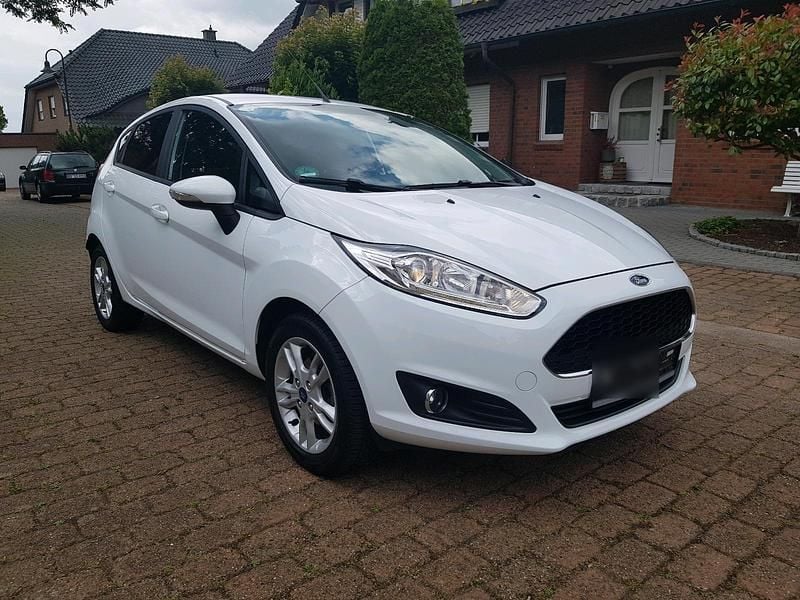 Weiß Gebraucht 2017 Ford Fiesta Kleinwagen | 7.200 € (Superpreis) - Bild 1/4
