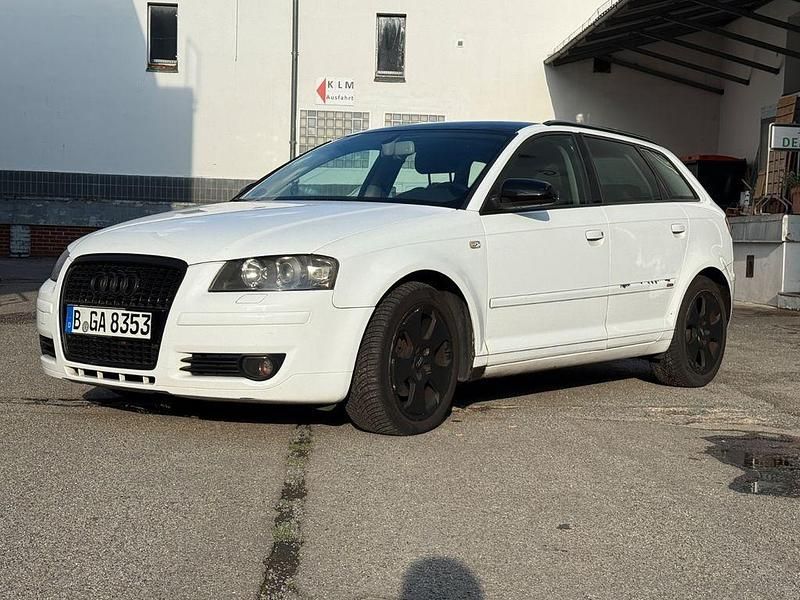 Weiß Gebraucht 2005 Audi A3 Sportback Ambition Limousine | 2.390 € (Superpreis) - Bild 1/4