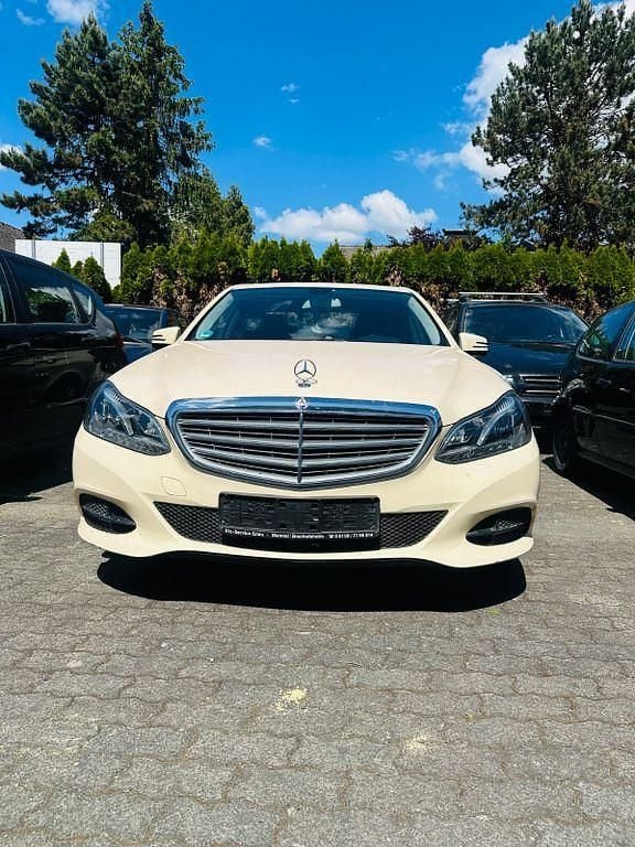 Beige Gebraucht 2016 Mercedes E200 Limousine | 5.499 € (Superpreis) - Bild 1/4