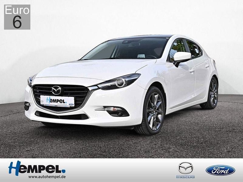 Weiss / snowflake white pearl (metallic) Gebraucht 2018 Mazda 3 Signature Limousine | 17.890 € (Etwas zu teuer) - Bild 1/4