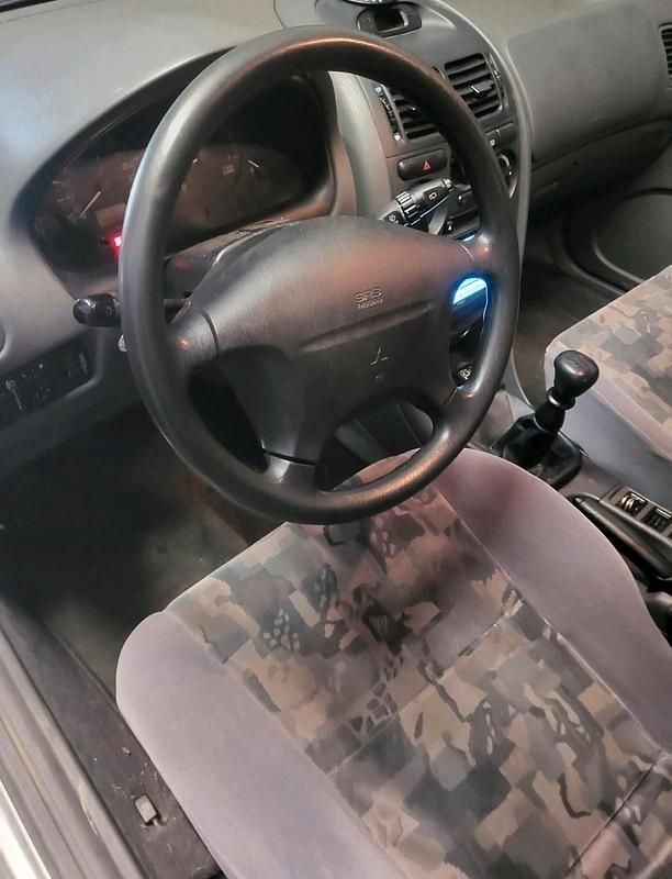 Gebraucht Mitsubishi Carisma 90 PS (66 kW) 1998 Grau Limousine