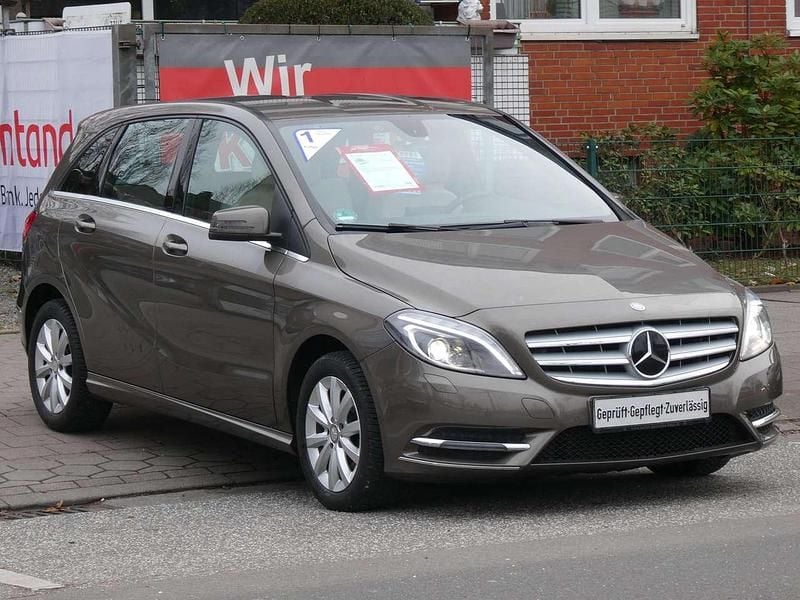 Monolithgrau metallic Gebraucht 2014 Mercedes B180 Sport Van / Kleinbus | 12.500 € (Guter Preis) - Bild 1/4
