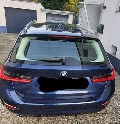 Blau Gebraucht 2020 BMW 320 Luxury Line Kombi | 16.990 € (Superpreis) - Bild 1/3