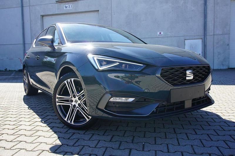 Fjordgrau Neu 2025 Seat Leon FR Limousine | 26.850 € (Guter Preis) - Bild 1/4