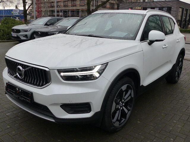 Crystal white / metallic Gebraucht 2021 Volvo XC40 Inscription SUV | 26.990 € (Guter Preis) - Bild 1/4