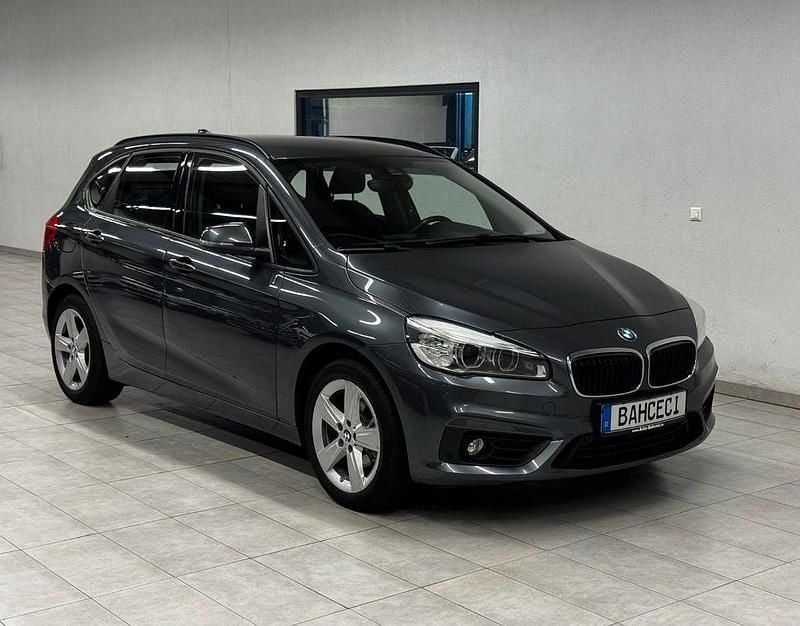 Grau Gebraucht 2016 BMW 218 Active Tourer Basis Van / Kleinbus | 11.900 € (Guter Preis) - Bild 1/4